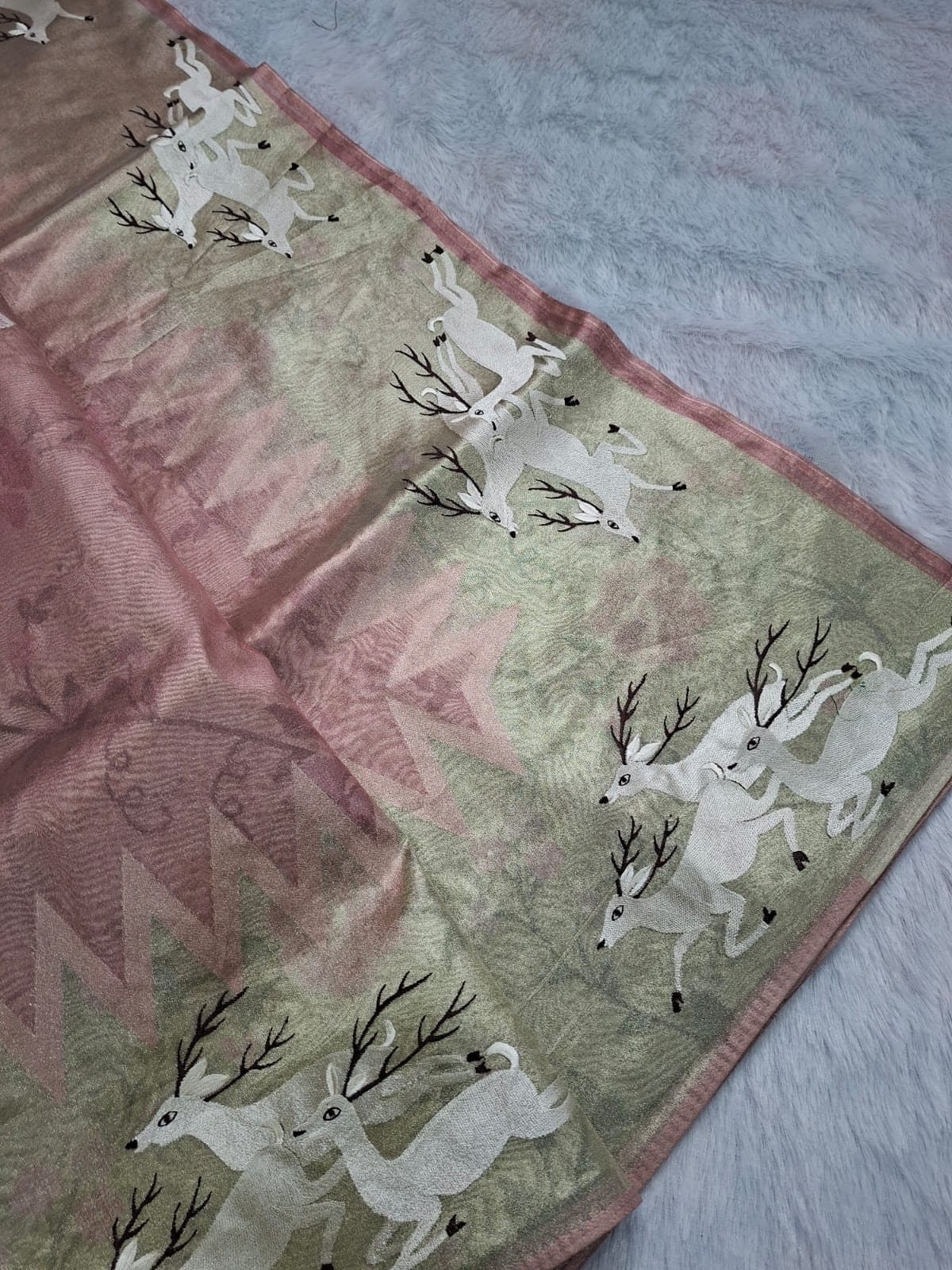 Deer motifs on a rose pure kora tissue border